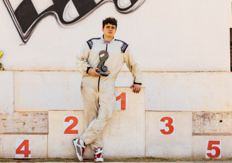 Dimy Kalinowski é um jovem piloto brasileiro autista, que tem se tornado a maior promessa do kart no país - Foto: redes sociais