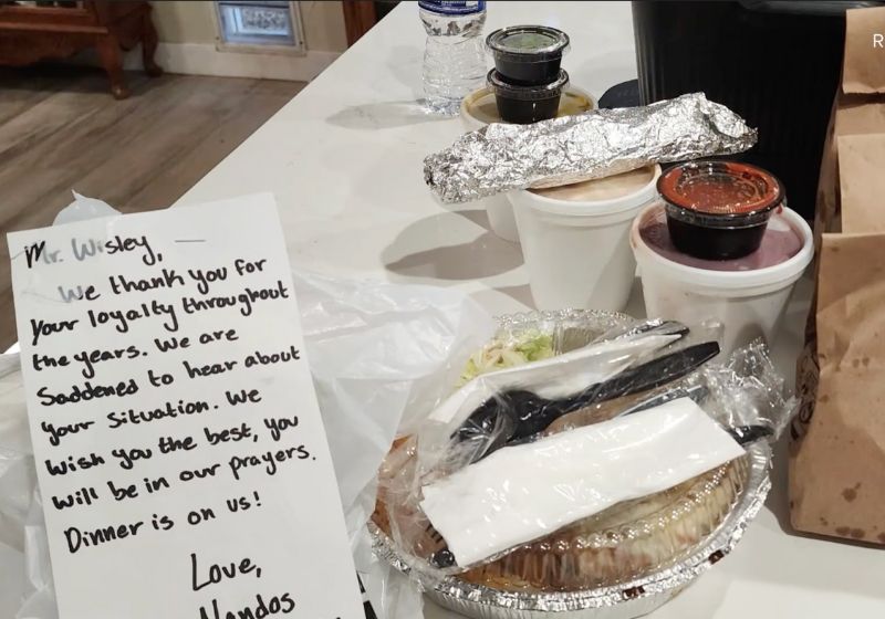 As funcionárias de um restaurante mexicano pagaram a última refeição e mandaram um bilhete para cliente doente, sem saber que ele partiria naquela noite. - Foto: arquivo pessoal/12nesw