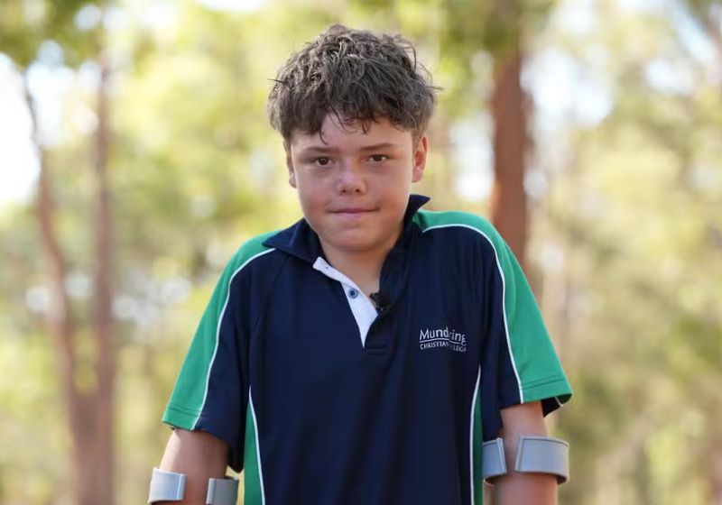 Austin, o adolescente de 13 anos, nada 4 horas seguidas em alto-mar para pedir socorro para a família, que estava à deriva na Austrália. - Foto: Briana Shepherd/ABC/AP- Foto: Briana Shepherd/ABC/AP