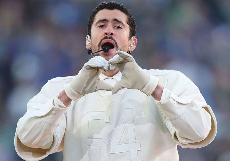 Sem citar Trump, Bad Banny defendeu a união dos povos no intervalo do Super Bowl. Lembrou que América representa vários países e defendeu o amor contra o ódio. - Foto: Super Bowl