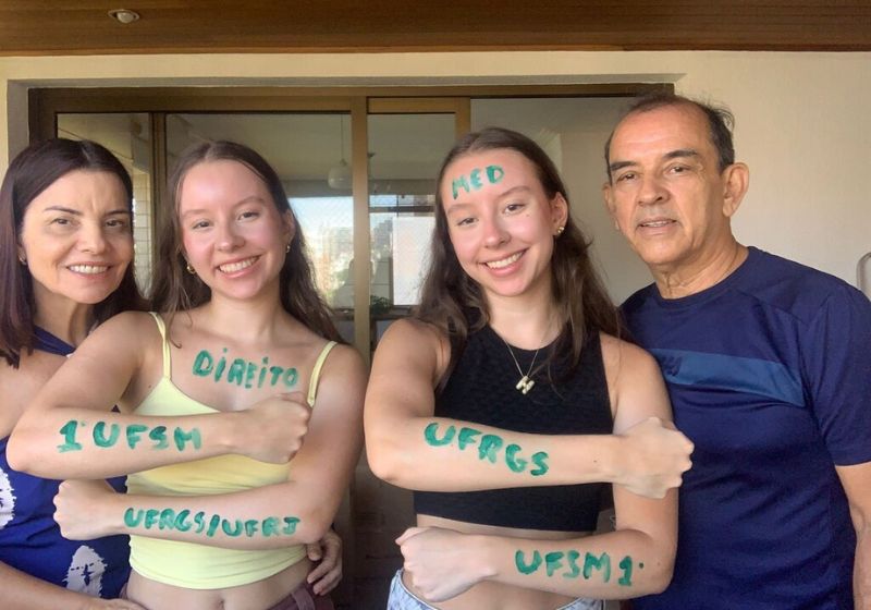As gêmeas aprovadas em 1º lugar em Medicina e Direito na UFSM também passaram na UFRGS, e optaram em estudar em Porto Alegre. - Foto: arquivo pessoal