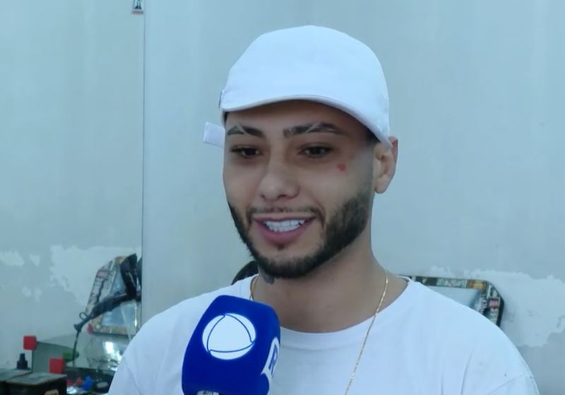 Ramon Miranda, o barbeiro herói que salvou as duas crianças que estavam no carro desgovernado em Contagem (MG).- Foto: reprodução/RecordTV