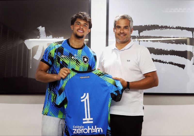 Bruninho Samudio assinou contrato com Botafogo no mesmo dia em que completou 16 anos idade. Um sonho para ele e para a avó que o criou. - Foto: reprodução/Instagram