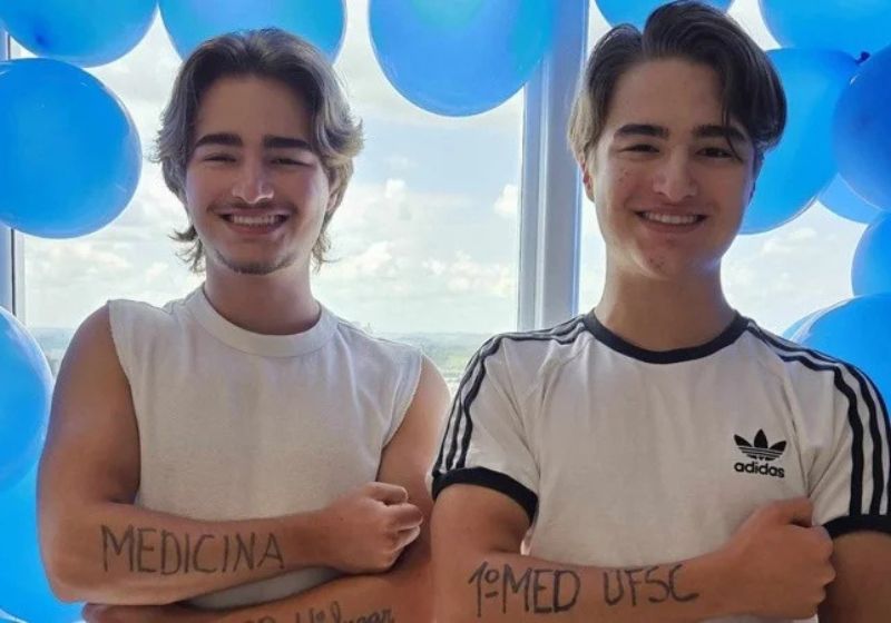 Os irmãos gêmeos Gabriel e Gustavo Porcher, de 19 anos, foram aprovados juntos em Medicina no RS. - Foto: arquivo pessoal