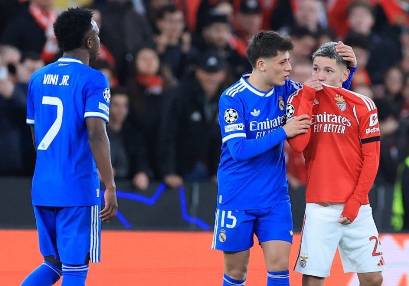 De forma covarde, o jogador argentino cobriu a boca com a camisa do time e repetiu 5 vezes ofensas de racismo contra Vini Jr no campo. - Foto: Patricia de Melo Moreira/AFP