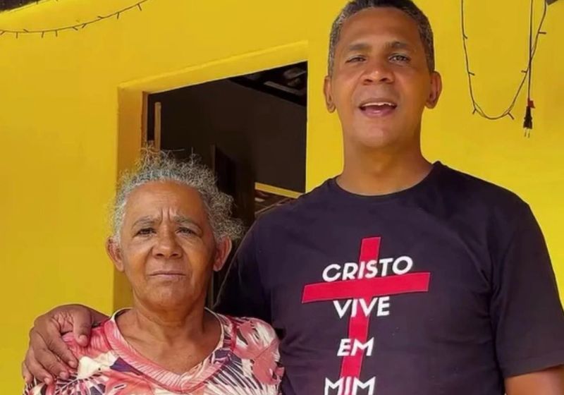 Dona Raimunda, a mulher que trabalha na roça desde menina, só depois dos 50 anos realizou o sonho de estudar Pedagogia na universidade, em Alagoas. - Foto: reprodução/Instagram
