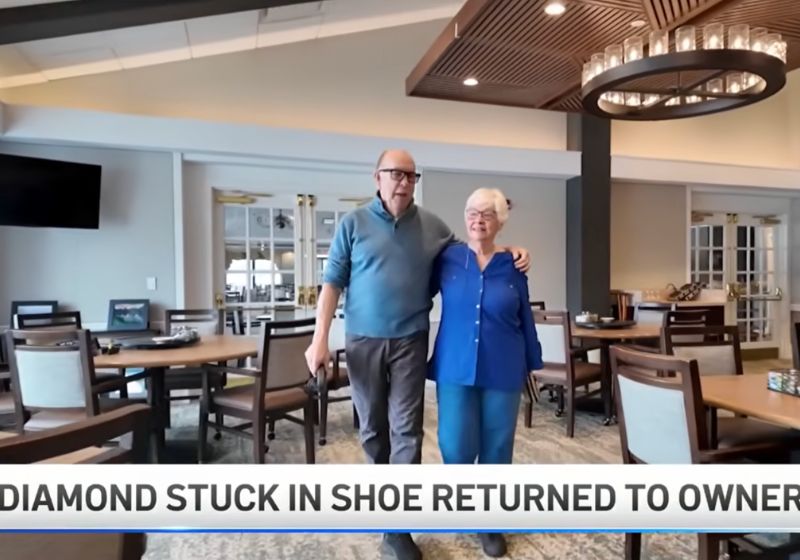 Coleman e Cindy juntos, depois de entregar a ela o diamante preso no sapato dele. - Foto: NBC News Philadelphia