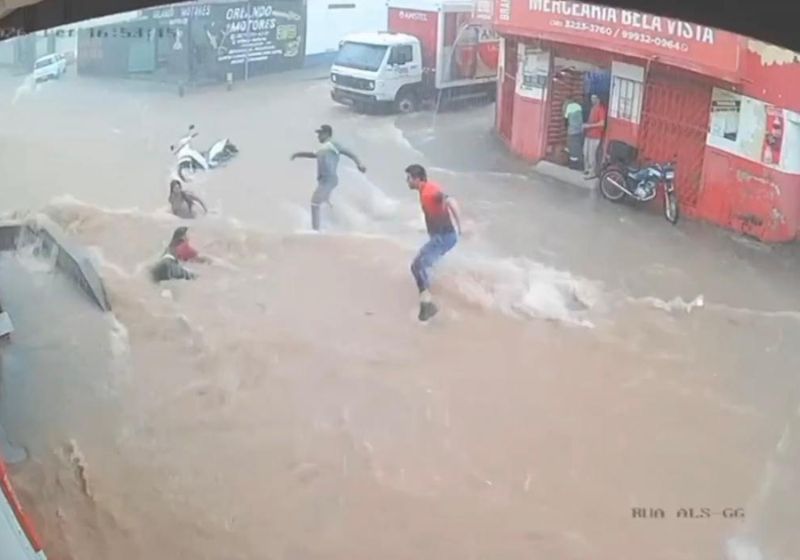 Os dois heróis não pensaram duas vezes: entraram na enxurrada e resgataram duas mulheres que estavam sendo levadas pela força da água em Montes Claros (MG) - Fotos: câmera de segurança