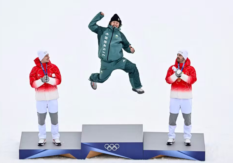 Lucas Pinheiro Braathen sobe ao pódio dos Jogos Olímpicos de Inverno e conquista a primeirra medalha do Brasil — Foto: Fabrice COFFRINI / AFP