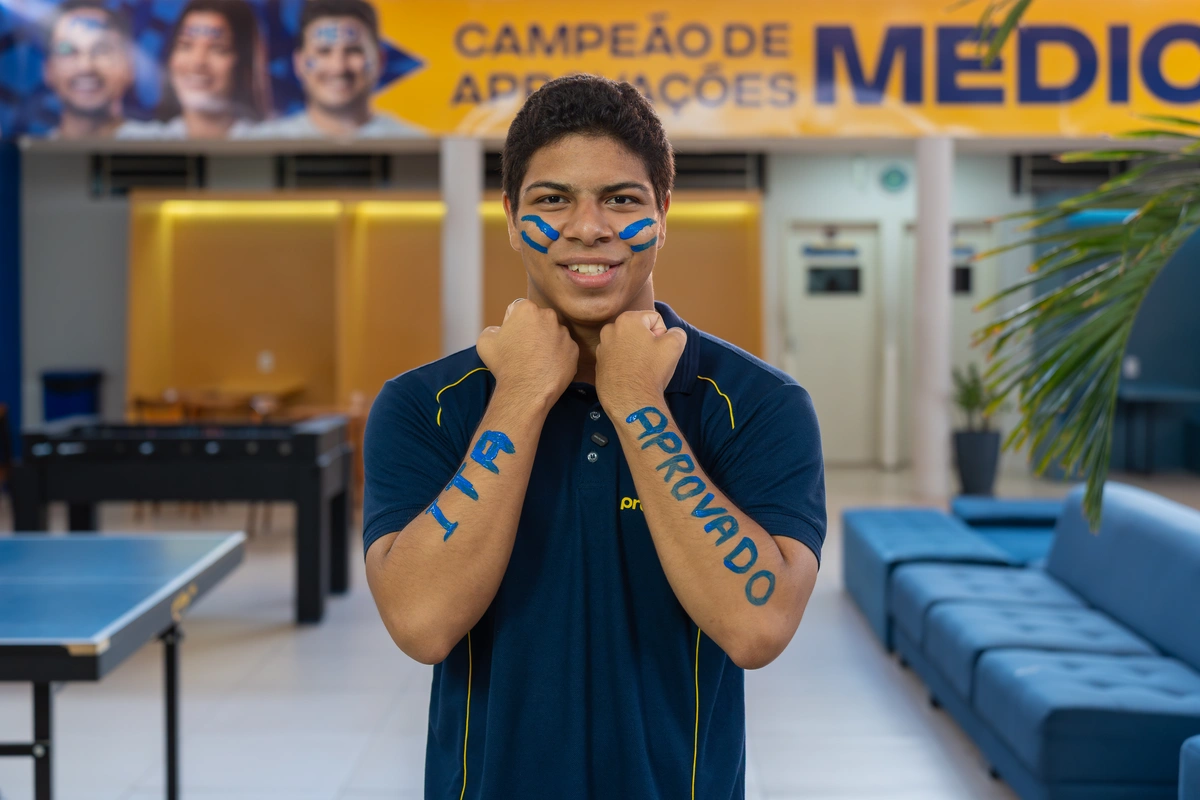 O Kelson comemorando a aprovação no ITA. Foto: colégio Propósito