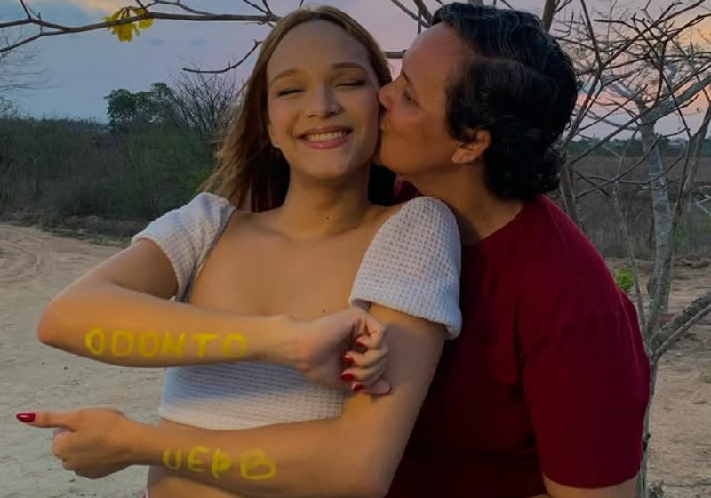 Uma jovem trans comemorou a aprovação em Odontologia na UEPB e celebra a conquista como uma vitória sobre a falta de inclusão. - Foto: redes sociais