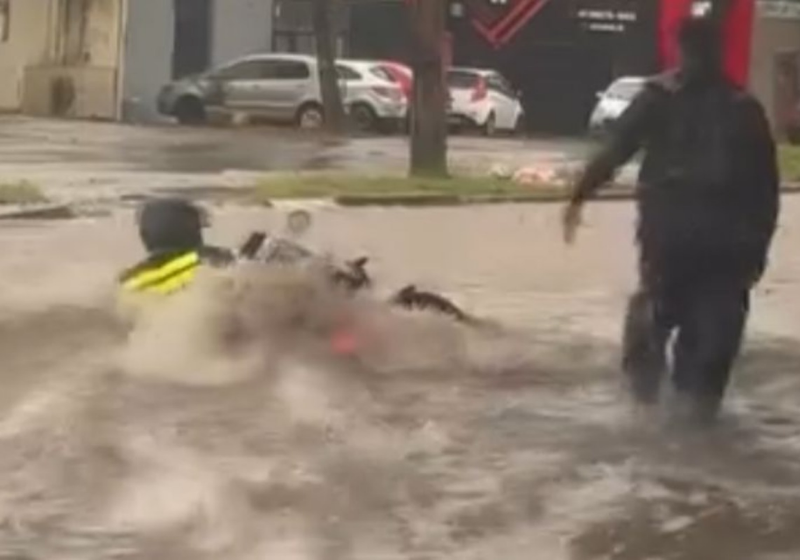 O professor passava pelo local e conseguiu resgatar um motoboy que ficou preso em enchente - Foto: reprodução Metrópoles