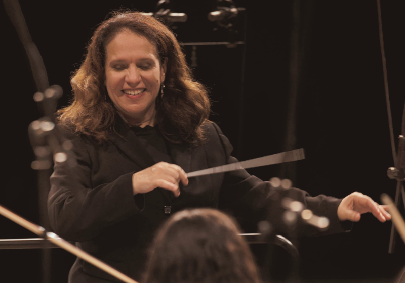 A brasileira assumiu uma orquestra na Alemanha, sendo a primeira maestrina a ocupar o cargo em 130 anos - Foto: redes sociais