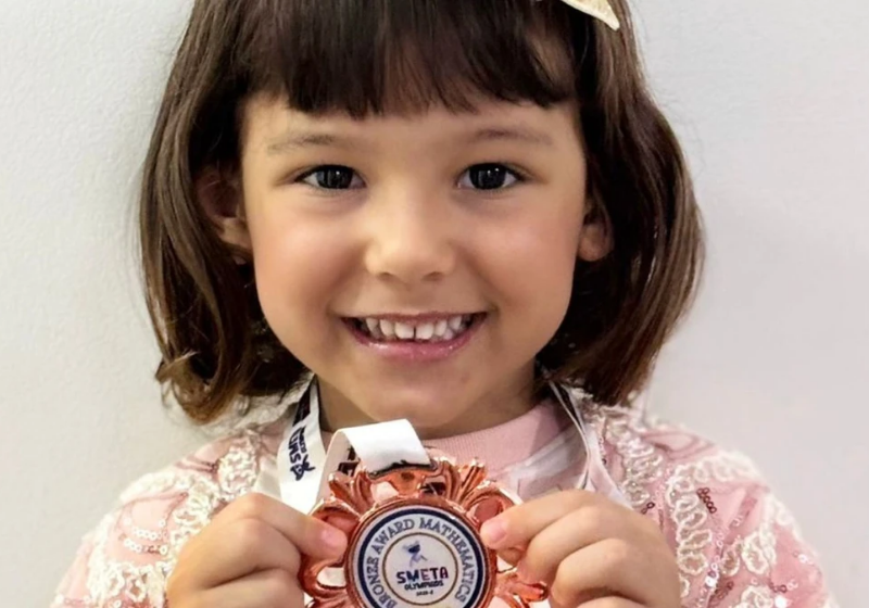 A menina brasileira tem apenas 4 anos e foi medalhista na competição internacional de matemática - Foto: arquivo pessoal