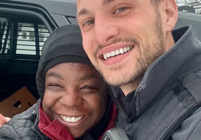 O homem conhecceu a história de Rhea e ajudou a mulher, que dormia há meses ao lado do túmulo do marido - Foto: arquivi pessoal