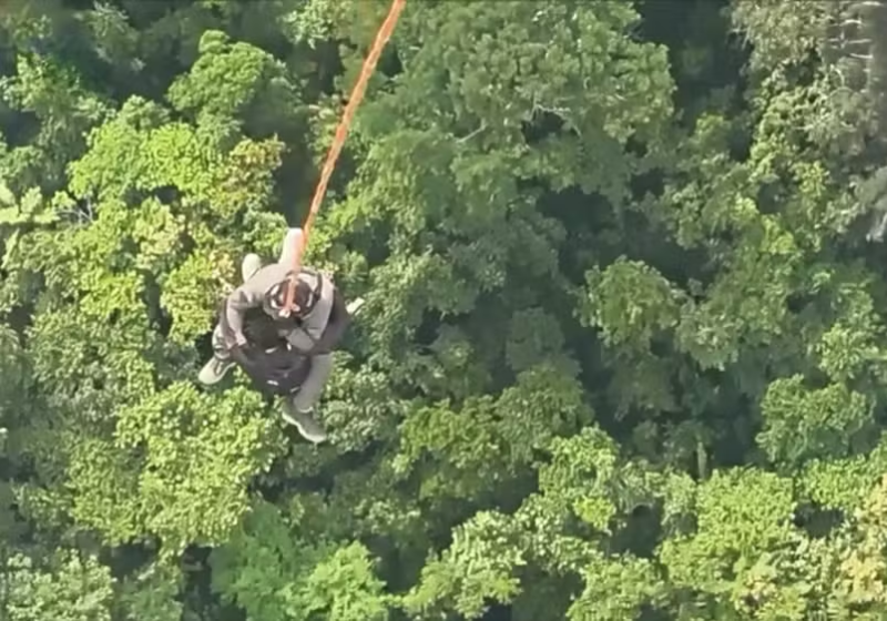 Com a ajuda de um helicóptero, bombeiros resgatam um jovem após ele ficar dois dias preso em uma mata fechada - Foto: Ciopaer