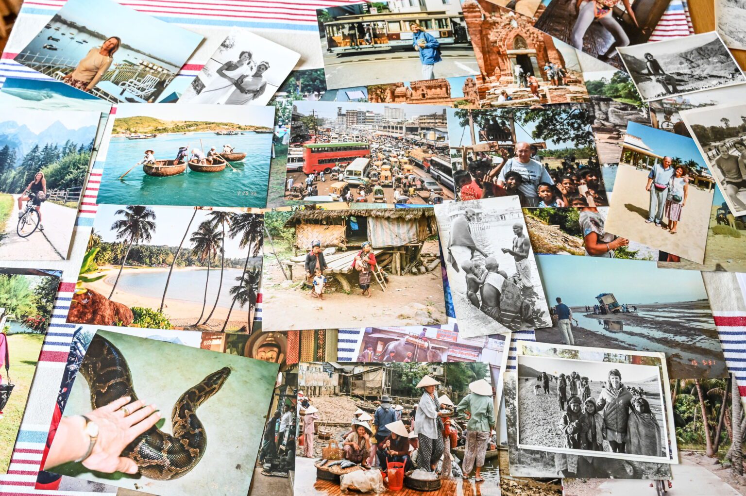 Eles mostram orgulhosos o álbum de recordações - Foto: Emma Trimble / SWNS