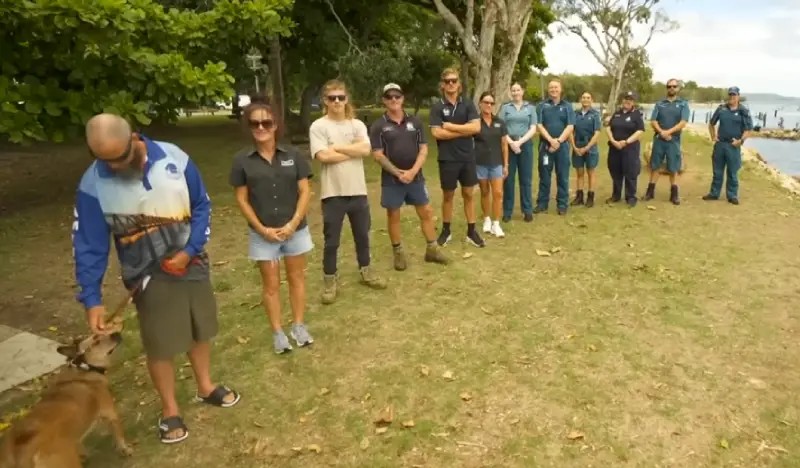 O Chris (à esq) com a cachorrinha se reencontrou com as pessoas que fizeram o resgate e o salvaram. - Foto: A Current Affair