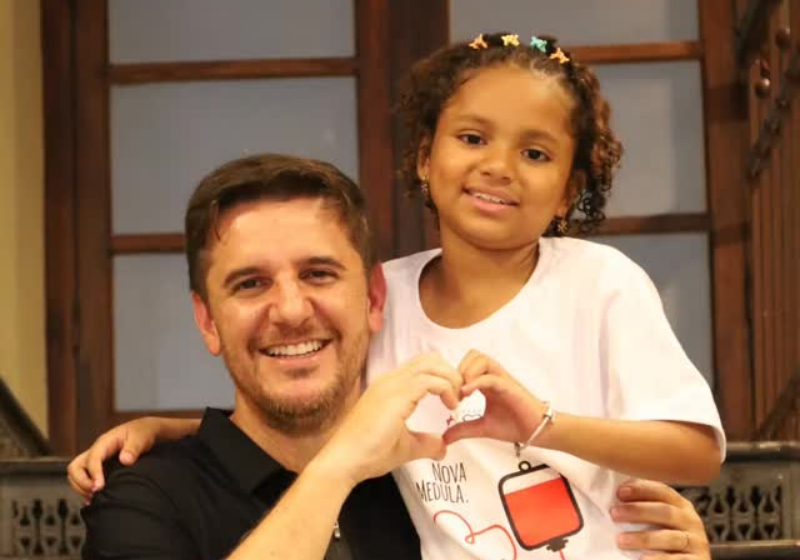 Após três transplantes de medula, a garotinha encontrou o doador que salvou a vida dela - Foto: redes sociais