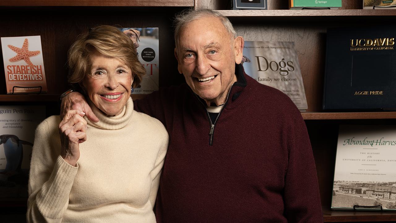 O casal Joan e Sanford Weill doou US$ 120 milhões à universidade que curou cachorrinha deles com câncer. - Foto: Gregory Urquiaga/UC Davis
