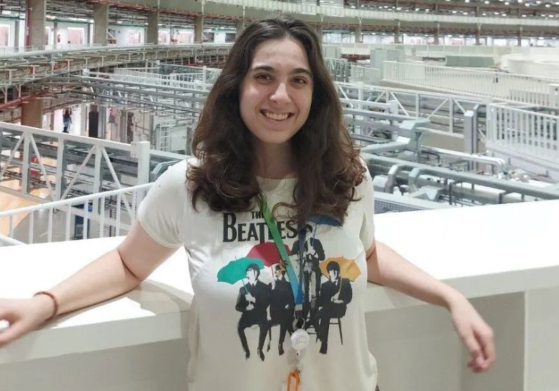 A brasileira Gabriela Frajtag, de 20 anos, é do Rio de Janeiro e levou prêmio especial no FQxI, concurso internacional de biologia quântica. - Foto: divulgação