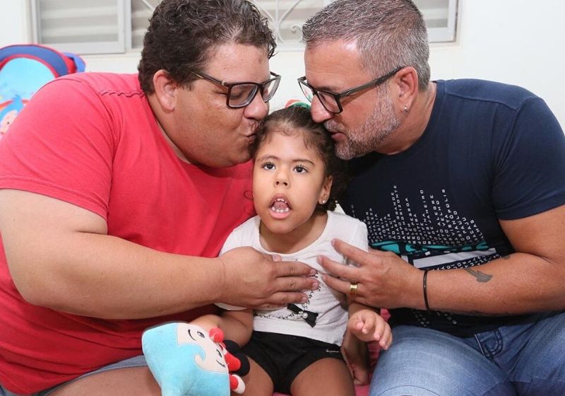 Lorena, a menina que nasceu com paralisia cerebral e ninguém queria, foi adotada por dois pais: o Gabriel e o José Augusto, em SP. -Foto: Marcelo Rocha/Liberal
