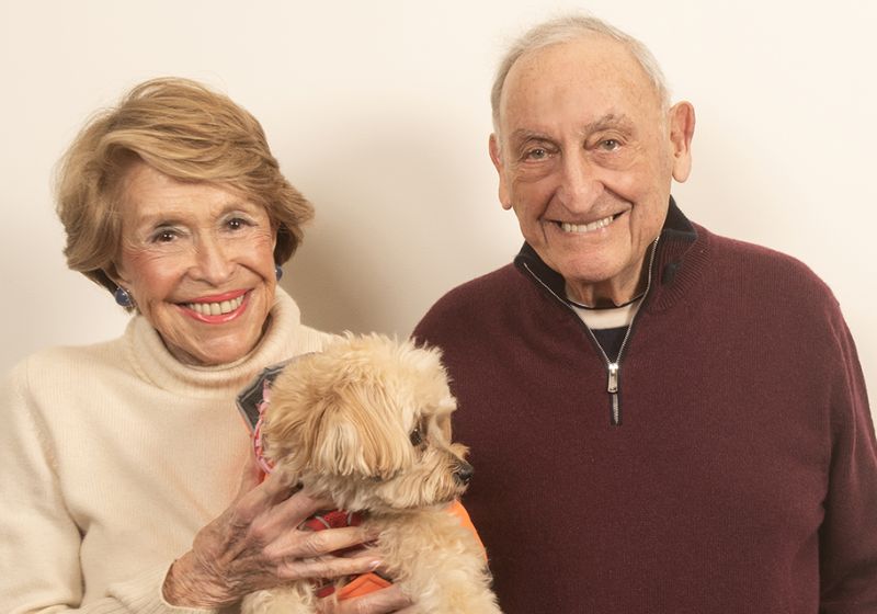 Joan e Sanford I. Weill com a cachorrinha Sweet Pea, que teve câncer. O casal doou milhões à universidade da Califórnia (EUA) por ter cuidado dela. - Foto: Gregory Urquiaga/UC Davis