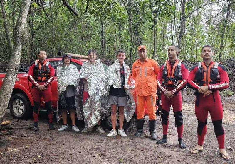 Os turistas ingleses perdidos em trilha da Chapada Diamantina foram encontrados nesta quinta, 5, e aquecidos com mantas térmicas aluminizadas. - Foto: Corpo de Bombeiros