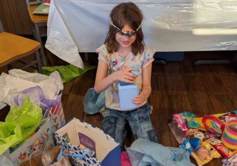 A Eiley estava desolada. Ninguém foi ao aniversário da menina, de 9 anos. A mãe dela desabafou nas redes e vizinhos do Texas (EUA) salvaram a comemoração. - Foto: Ajuda Comunitária de Kingsville