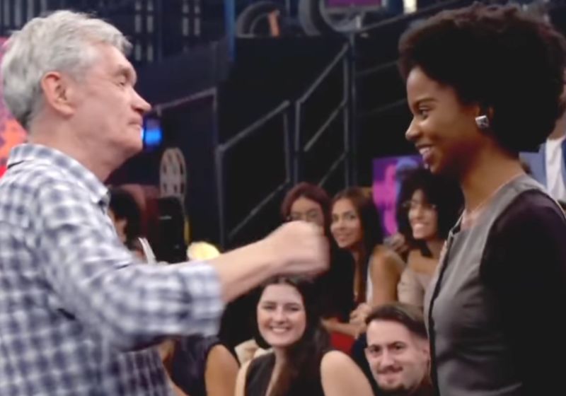 Mirella, a Mini Glória Maria, surpreendeu Serginho Groisman com pedido de emprego e o apresentador aceitou: "Foi a melhor cantada que recebi" - Foto: reprodução/TV Globo