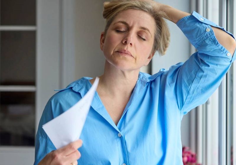 A pílula contra o calorão da menopausa, aprovada no Reino Unido, tem efeito após uma semana. Chega ao Brasil após aprovação da Anvisa. -Foto: Canva