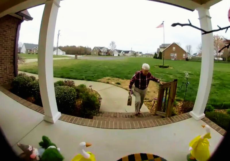 A vaquinha para o seu Richard, o idoso entregador, foi aberta depois do vídeo que mostra a dificuldade dele para fazer uma entrega da Starbucks, no Tennessee (EUA). - Foto: reprodução/GoFundMe