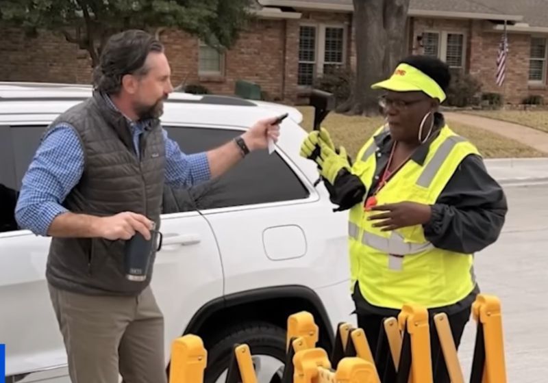 A guarda de trânsito nem acreditou quando recebeu a chave do carro novo dado pelos pais dos alunos. Foto CBSNews