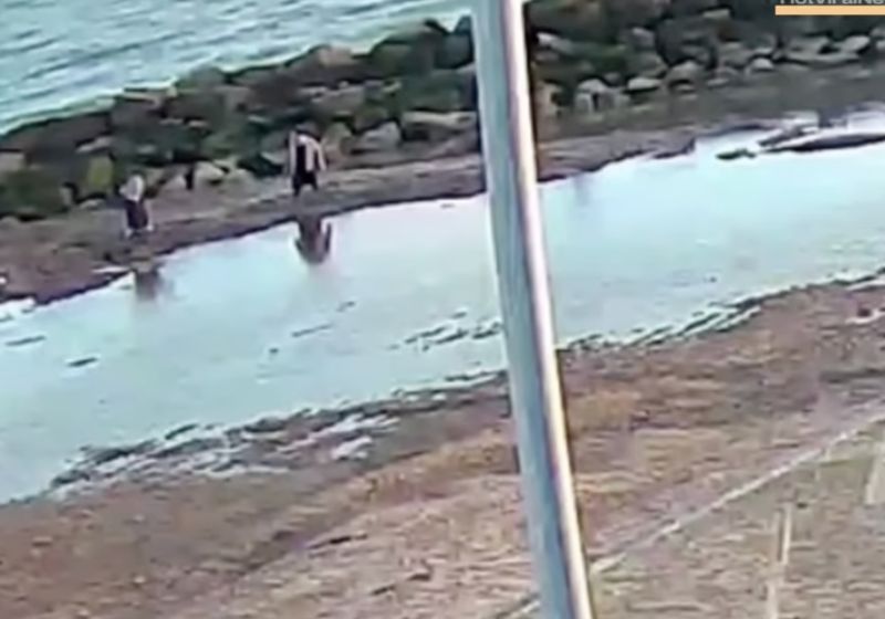 Mãe a filha que afundavam na areia gritaram por socorro e foram resgatadas por 4 heróis que jogaram uma corda comprida e puxaram as 2, em um lago na Inglaterra. - Foto: SWNS