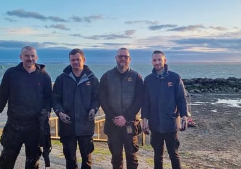 Os 4 heróis da Ilha da Aventura que resgatam mãe e filha que afundavam na areia – Foto: SWNS 