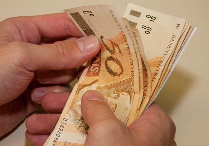 O pagamento antecipado do 13º de aposentados e pensionistas será dividido em duas parcelas: a primeira vai de 24 de abril até 8 de maio. - Foto: Agência Brasil