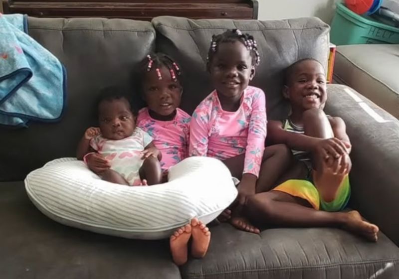 Ashley, a mãe solo, adota três irmãs em questão de meses nos EUA. Ela chama a família de "Time A" porque os nomes de todas começam com a mesma letra. - Foto: arquivo pessoal