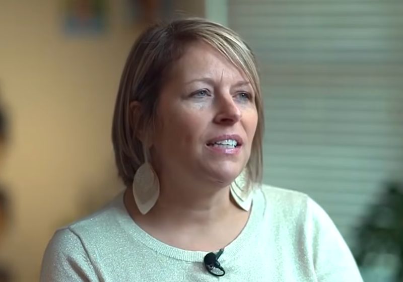 Ashley, a assistente social que adotou 3 meninas para não separar a família. - Foto: reprodução/WCTV