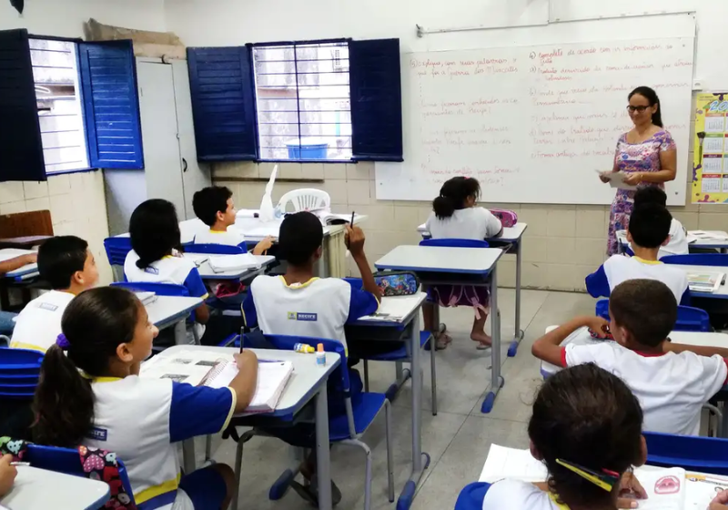 A nova medida prevê que escolas adotem conteúdos sobre violência contra mulheres e crianças a partir das disciplinas convencionais - Foto: Agência Brasil