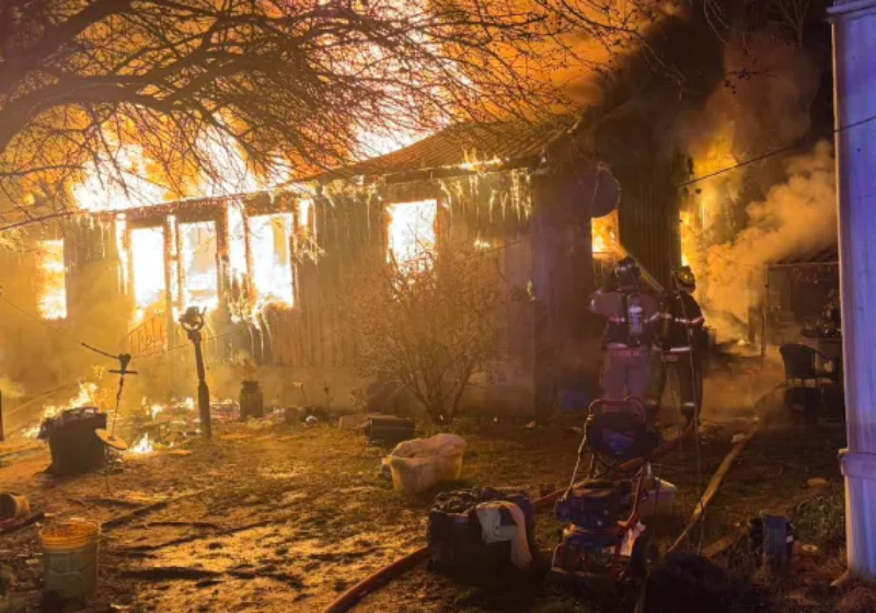 A menina entrou na casa para salvar a idosa. Ela sofreu queimaduras, mas passa bem - Foro: Lawrence County Fire & Rescue Tennessee