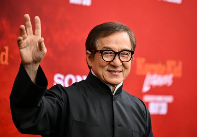 Jackie Chan anunciou que a herança dele será destinada a projetos sociais e não para a família - Foto: Getty Images