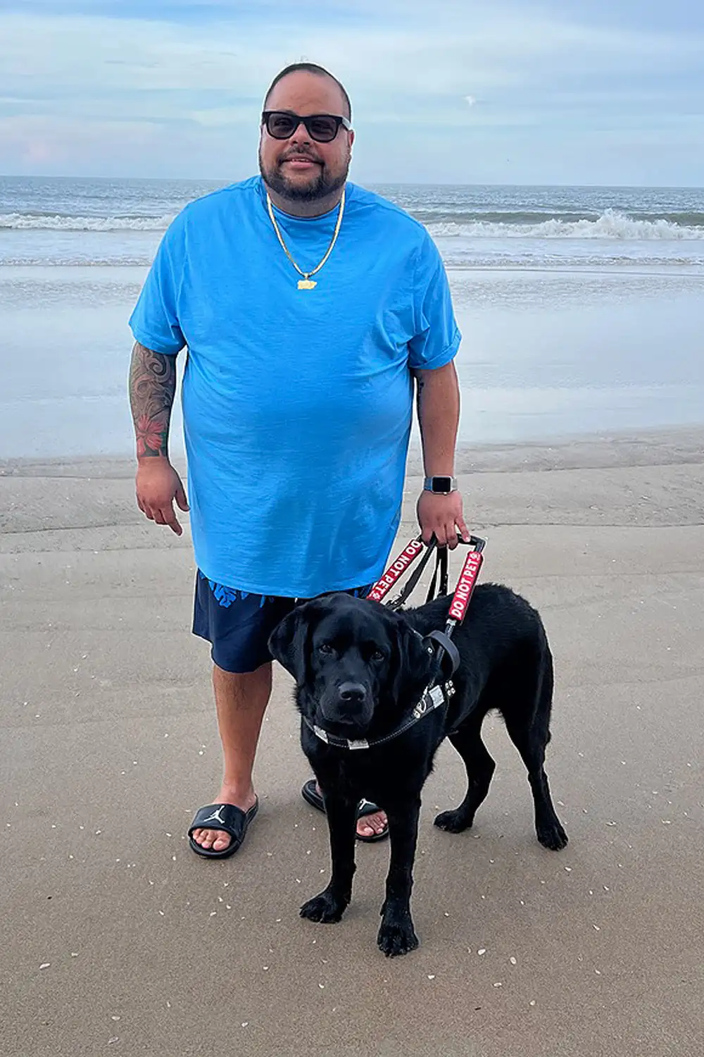 Eles viraram amigos inseparáveis desde que o cachorro foi adotado. - Foto: Dogs Inc