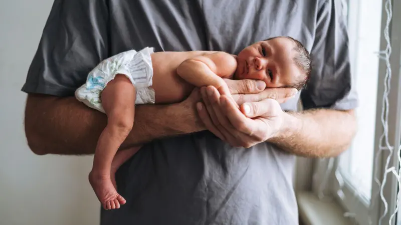 A licença-paternidade aprovada no Senado sobe de 5 para 10 dias em 2027, 15 dias em 2028 e chega a 20 dias a partir de 2029. Falta o presidente Lula sancionar. - Foto: Getty Images