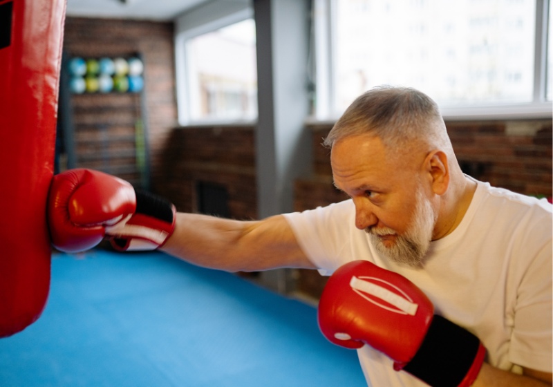 Um estudo mostrou que a longevidade está relacionada sim com a força muscular, que pode ser melhorada com exercicios simples ao longo dos anos - Foto: Canva