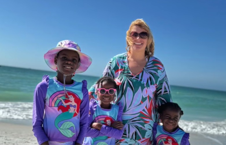 A mãe solo e as filhas que adotou passeando na praia nos EUA. - Foto: arquivo pessoal