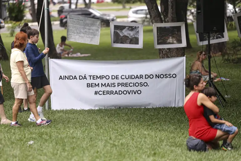 Manifestantes pediram neste fim de semana proteção da Serrinha do Paranoá, área ambiental incluída em projeto para salvar BRB. - Foto: Marcelo Camargo/Agência Brasil
