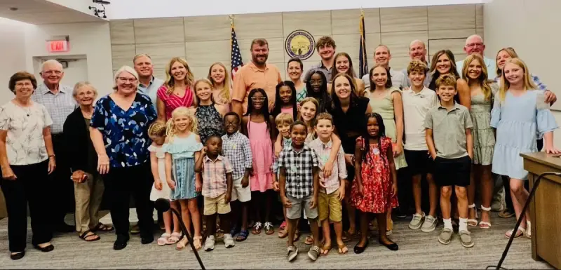 True e os 5 irmãos foram adotados por familiares e amigos da médica Amy, que operou o menino - Foto: Amy Beethe