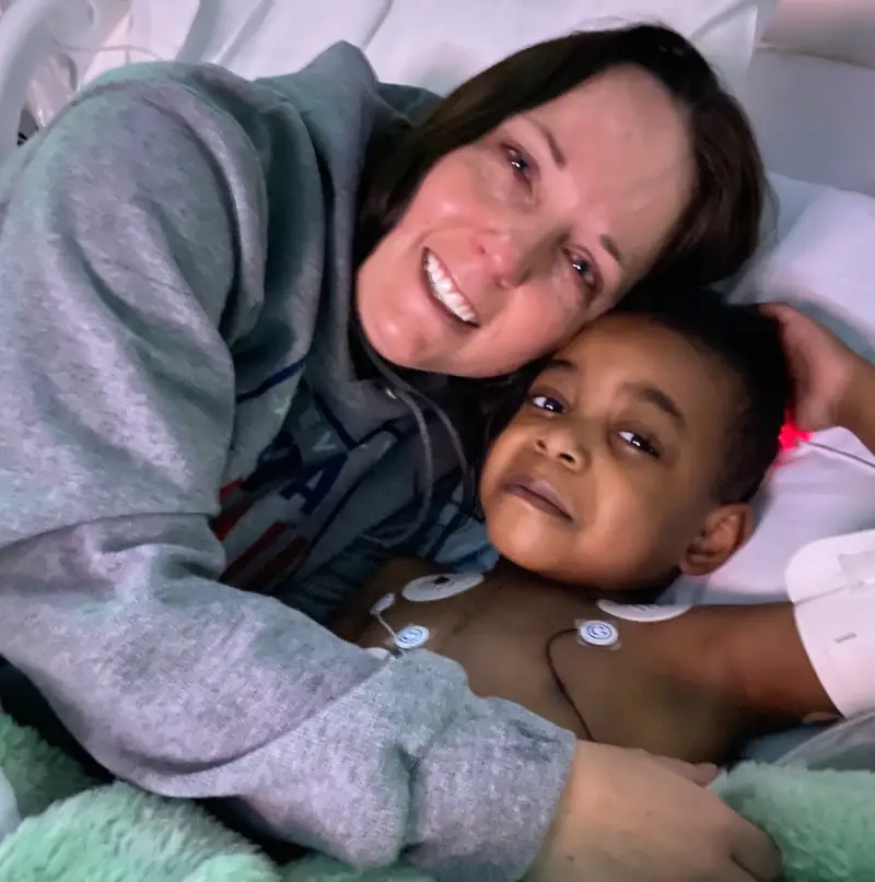 A dra. Amy e o menino True após a cirurgia cardíaca. - Foto: Amy Beethe