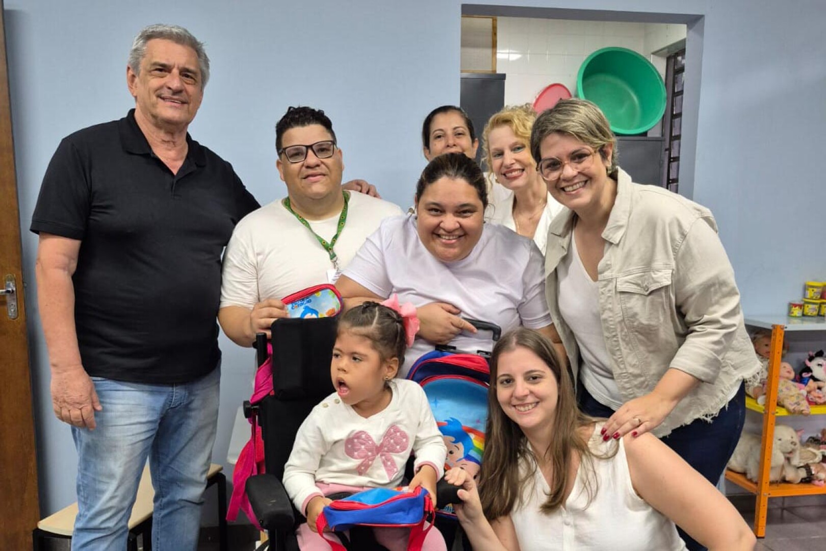 A Lorena e os pais na Apae, principal rede de apoio que eles têm. - Foto: Arquivo Pessoal