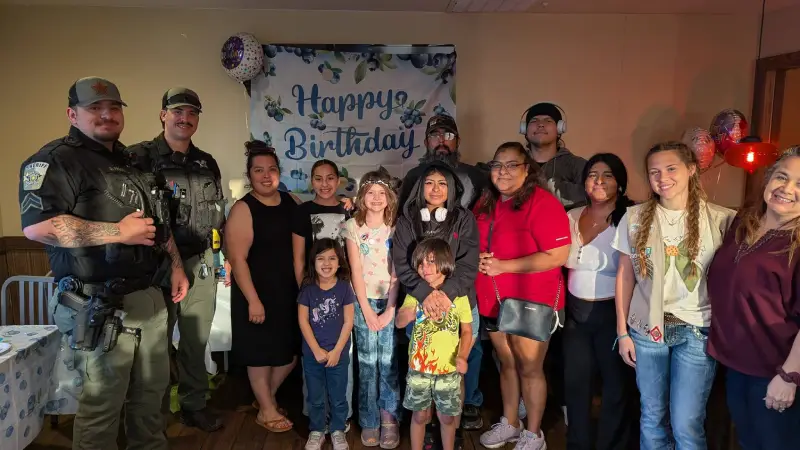 Vizinhos e policiais correram para garantir um aniversário feliz para a menina de 9 anos. - Foto: Ajuda Comunitária de Kingsville